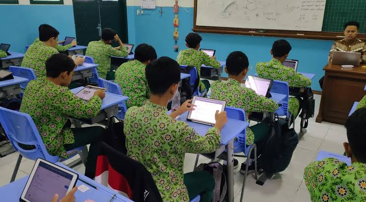 Menembus Batas Kelas: Menyiapkan Generasi Muda di Era Transformasi Digital